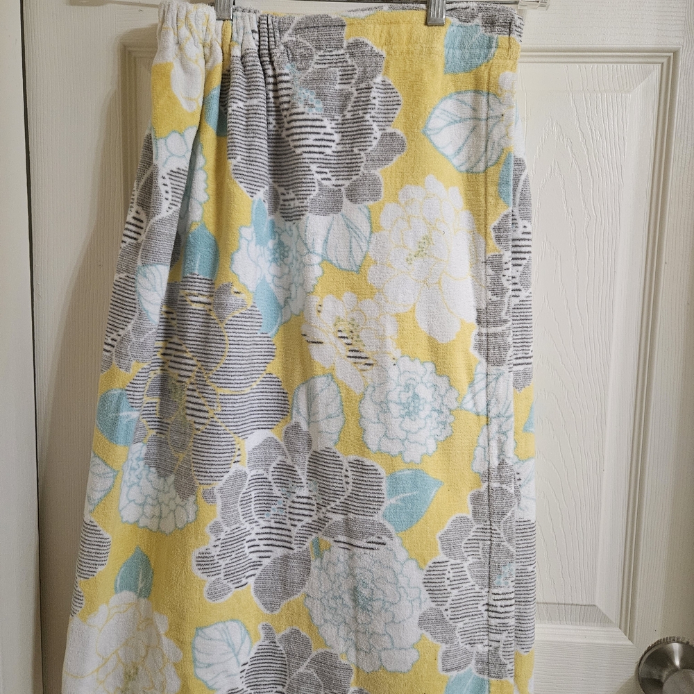 Room Essentials Yellow and Gray Floral Robe - Picture 4 of 5